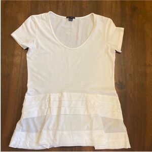Theory White Top t-shirt cotton with pleated bottom size Small